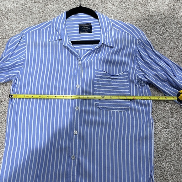 EUC Abercrombie button down- XS - Picture 4 of 7
